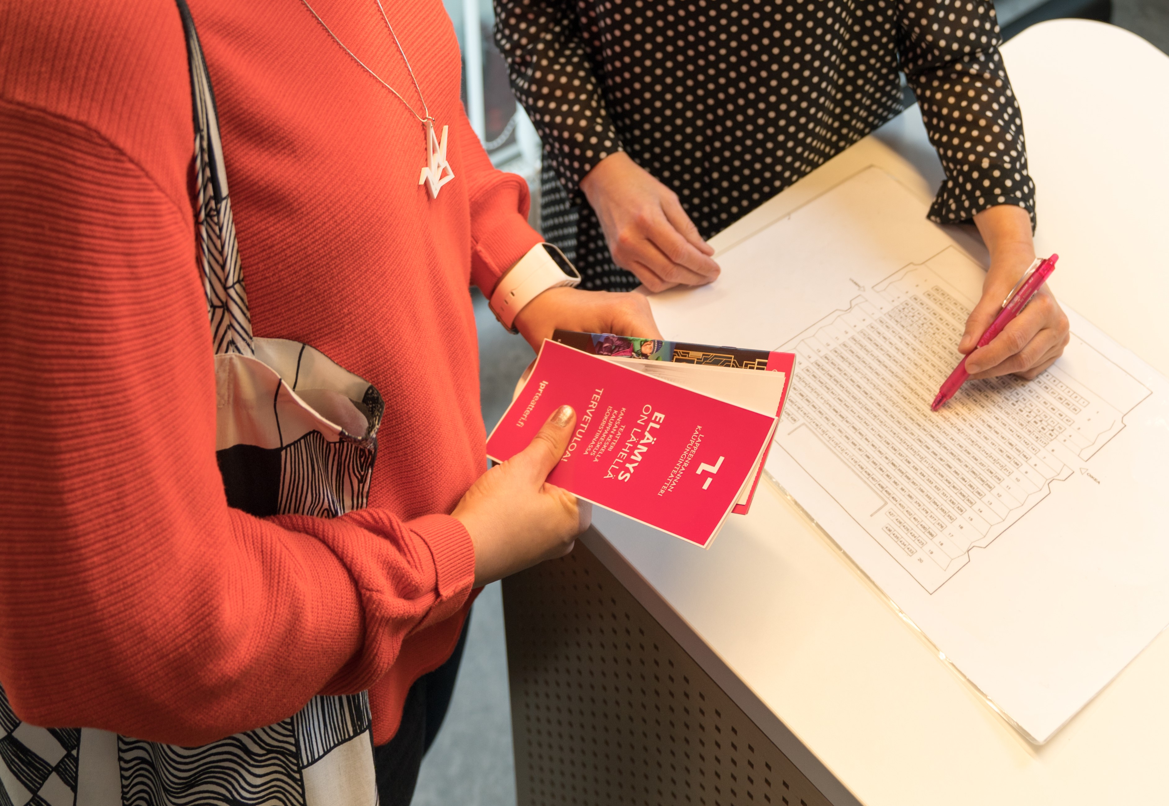 Asiakas ja asiakasneuvoja katsovat paikkakarttaa.